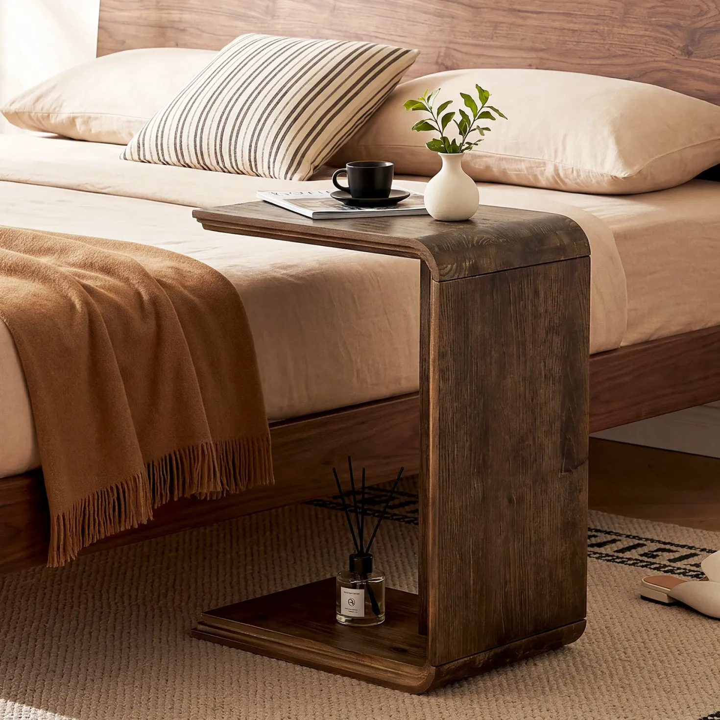 C-Shaped Solid Wood End Table for Sofa Side, Narrow Side Table for Living Room and Bedroom